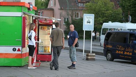 Temstant prie greitų užkandžių kioskelių ima driektis eilės. 