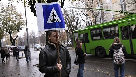 Prie VDU bus įrengta reguliuojama pėsčiųjų perėja.