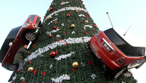 Eglutė papuo&scaron;ta &bdquo;Mini Cooper&ldquo; automobiliais