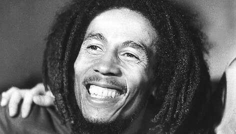 Kai kurių &scaron;altinių teigimu, dainą &bdquo;No woman, no cry&ldquo; Bobas Marley para&scaron;ė pats.