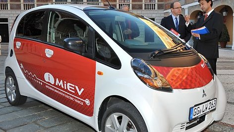 Prie pirmojo „Mitsubishi i MiEV“ vairos sėdo princas Albertas II.