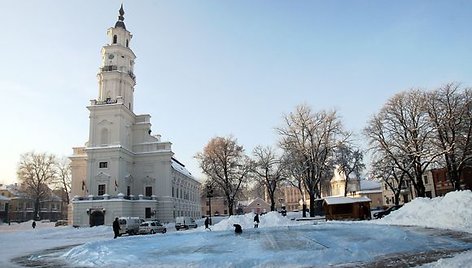 Pirmadienį Kauno rotušės aikštė bruzdėjo nuo čiuožyklą ruošiančių darbininkų.