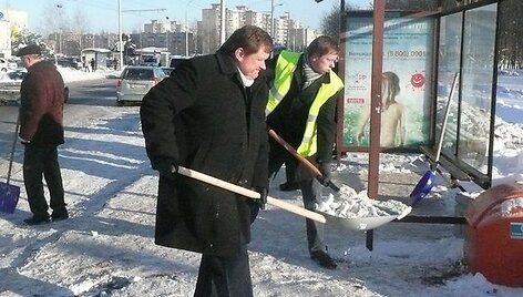 Auk&scaron;čiausi miesto vadovai, patys savo rankomis kasdami sniegą, stebino daugelį praeivių.