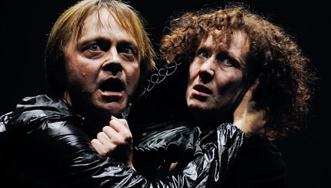 Scena i&scaron; spektaklio &bdquo;Hamletas&ldquo;: Darius Me&scaron;kauskas ir Nelė Savičenko 