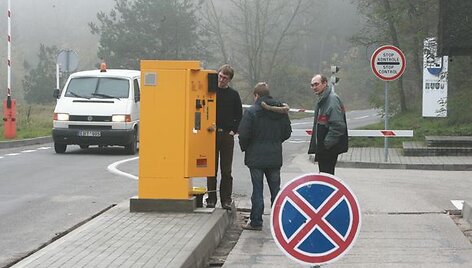 Neperskaitę naudojimosi rinkliavos automatais instrukcijos vietiniai gyventojai ir Neringos svečiai prie automatų gerokai užtrunka, dėl to nusidriekia eilės.