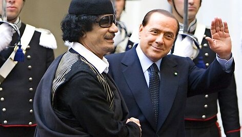 M.Gadhafi Romoje pasveikino Berlusconi.