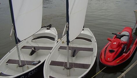 Paai&scaron;kėjo, kad sieną pažeidė irklinė valtis su bure. Ji ir plaukę žmonės VSAT pareigūnų buvo pristatyti į Nidos uostą.
