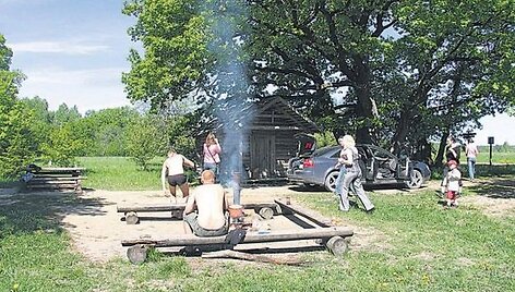 &Scaron;alia tų medinių namelių įrengtos laužavietės, pastatyti suolai, stalai. Turistai randa net suodinų puodų, kuriuose visi apsistoję verda valgį ant laužo, o paskui i&scaron;plovę palieka kitiems. 