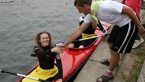 Sekmadienį Vilniuje startavo baidarių žygis &bdquo;Baltijos keliui dvide&scaron;imt metų!&ldquo;. Jo dalyviai irkluodami ketina pasiekti Taliną.