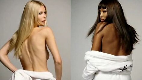 Modeliai Claudia Schifer ir Naomi Campbel apsinuogino reklamoje.