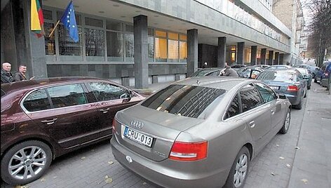 Puota bado metu: antradienį į Ūkio ministeriją net vietos valdžios atstovai atvyko i&scaron;taigingais automobiliais.