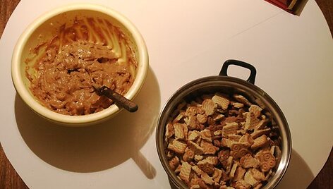  Gerai sumai&scaron;ykite sausainius su pasigaminta &bdquo;Rududu&ldquo; ir sviesto mase.