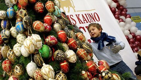 Floristas Kalėdinę eglę dekoravo 500 Faberžė (Faberg&eacute;) stiliaus žaisliukais.