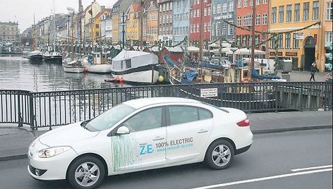 Iš išorės elektrinis automobilis niekuo nesiskiria nuo įprasto, jį išduoda tik prekių ženklas.