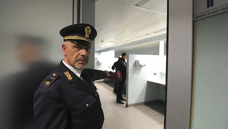 Įtartinas paketas buvo paliktas vyrų tualete.