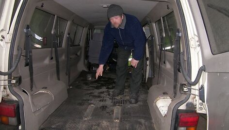 Patikros metu paai&scaron;kėjo, kad mikroautobuse yra įrengta slėptuvė. 