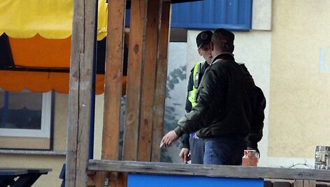 Tvarką užtikrina policijos pareigūnai.