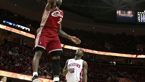 Rungtynių akimirka: LeBron James (raudona apranga) ir  Rodney  Stuckey 
