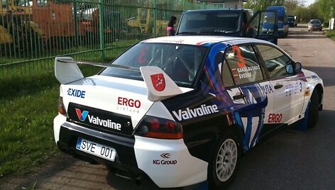 Automobiliai tikrinami prie&scaron; ralį.