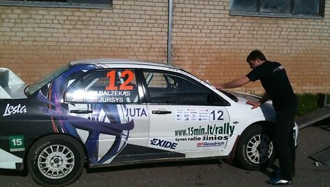 Automobiliai tikrinami prie&scaron; ralį.