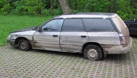 Pasieniečiai aptiko &bdquo;Subaru&ldquo; pradurtomis padangomis likimo valiai paliktą &scaron;alikelėje, i&scaron; ma&scaron;inos salono rūko dūmai.