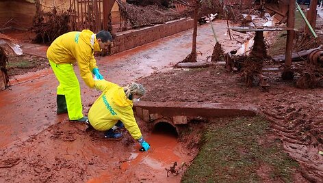 Dvokiantis raudonas &scaron;lamas nuniokojo apie 40 kvadratinių kilometrų teritoriją, o Vengrijos VRM paskelbė nepaprastąją padėtį trijose apskrityse, vadinamose medėmis. 