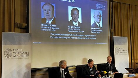 &Scaron;ių metų Nobelio premija už pasiekimus chemijoje trečiadienį skirta Richardui Heckui ir Jungtinių Valstijų ir japonų mokslininkams Ei-ichi Negishi bei Akirai Suzuki, kurie atrado naujo tipo jungtis tarp anglies atomų, paskelbė Nobelio komitetas. 