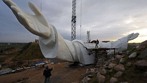 &Scaron;iuo metu vyksta Jėzaus statulos statybos darbai.