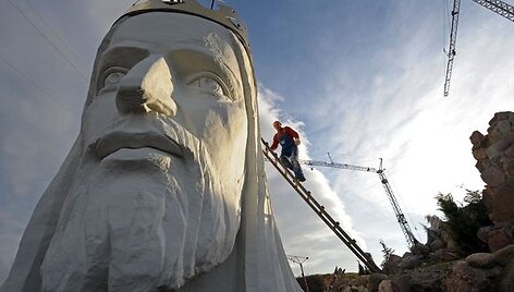 &Scaron;iuo metu vyksta Jėzaus statulos statybos darbai.