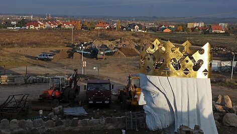 &Scaron;iuo metu vyksta Jėzaus statulos statybos darbai.