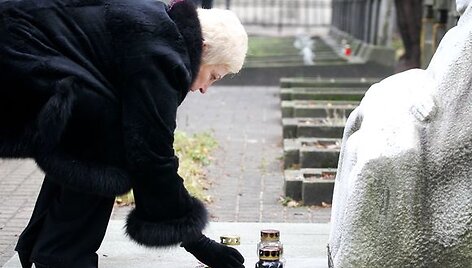 Seimo Pirmininkė lankė kapus.