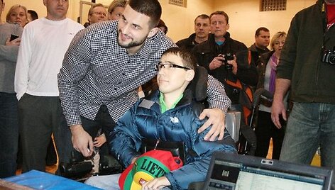 Lietuvos vyrų rinktinės lyderiui vaikai pademonstravo savo sugebėjimus ir įteikė tortą su 26-iomis žvakutėmis.