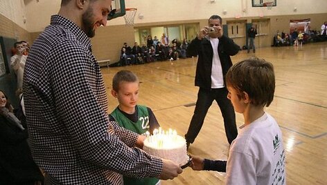 Lietuvos vyrų rinktinės lyderiui vaikai pademonstravo savo sugebėjimus ir įteikė tortą su 26-iomis žvakutėmis.