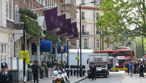 Policininkai budi šalia „The Goring“ viešbučio