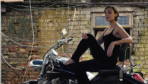 Kadras i&scaron; filmo &bdquo;Rožinė suknelė&ldquo;