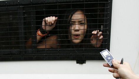 Honkongo apsauga sulaikė  Hongkongo universiteto studentę  Christina Chan Hau-man, kuri prie&scaron; Olimpines jojimo varžybas Honkonge laikė Tibeto vėliavą.
