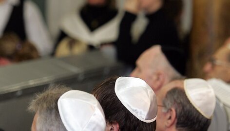 Prancūzijoje pardavinėjami mar&scaron;kinėliai su antisemitiniais užra&scaron;ais. 