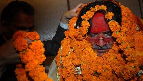 Pushpa Kamalis Dahalas i&scaron;rinktas nauju Nepalo vyriausybės vadovu. Tradici&scaron;kai jis pasveikintas gėlių girliandomis, veidas i&scaron;teptas raudonais dažais.