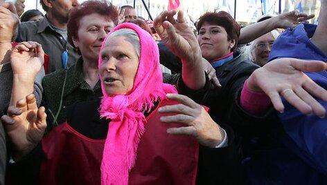 Rusai, nors ir naudoja kirilicą, o jų kalbą nė i&scaron; tolo nepana&scaron;i nė į vieną Vakarų valstybių kalbą, mielai vartoja angli&scaron;kus žodžius ir nesuka sau dėl to galvos.