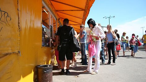 Kioskuose pardavinėjami kar&scaron;ti užkandžiai, saldumynai, alkoholis