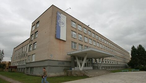 &bdquo;Norėtume nei&scaron;eiti atstogauti&ldquo;, - į klausimą apie sklandančias kalbas ir apie galimas atostogas auk&scaron;tosiose mokyklose sakė Klaipėdos verslo ir technologijų kolegijos direktorius A.Kiguolis.