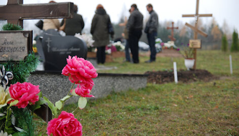 Visų &Scaron;ventųjų dienos akimirkos Dėdeli&scaron;kių kapinėse, Grigi&scaron;kės