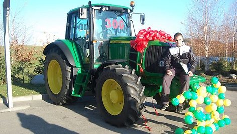 aunajam ūkininkui Povilui Bakūnui John Deere traktorius pristatytas jam net nežinant, kad jo įsigytas pirkinys pažymėtas išskirtiniu skaičiumi.