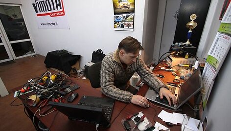Garažuose, kur didinama variklio galia, &scaron;alia sportinių automobilių rikiuojasi ir specialiųjų tarnybų automobiliai. 