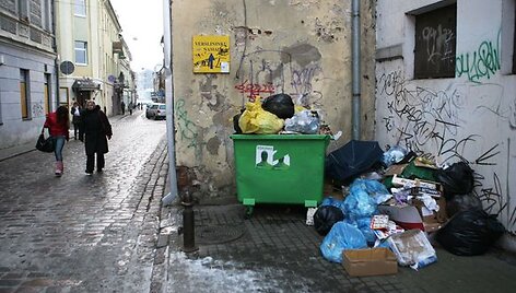 Kauno senamiesčio gyventojus jau daugybė metų piktina nuolatos apkrauti &scaron;iuk&scaron;lių konteineriai.