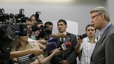 Latvijos prezidentas Valdis Zatlers bendrauja su žiniasklaida po referendumo dėl parlamento paleidimo teisės. 