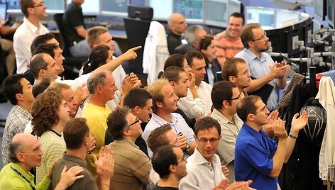 Mokslininkai užgniaužę kvapą stebi eksperimento eigą.