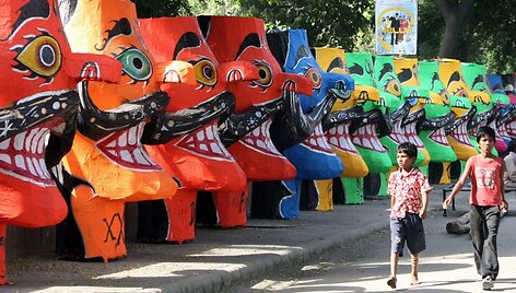 Vaikai eina pro festivalio skulpturas