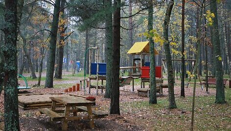  Kempinge &scaron;iuo metu įrengta infrastruktūra nameliams ant ratų bei palapinėms, universali sporto aik&scaron;telė, vaikų žaidimo aik&scaron;telė.