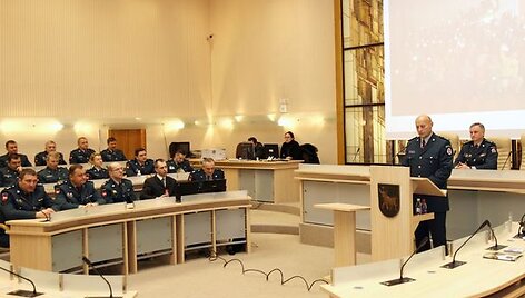 Anot A.Tarasevičiaus (stovi prie pakylos), kovoti su &bdquo;karu keliuose&ldquo; pareigūnams padėjo itin sugriežtinta atsakomybė pažeidėjams.